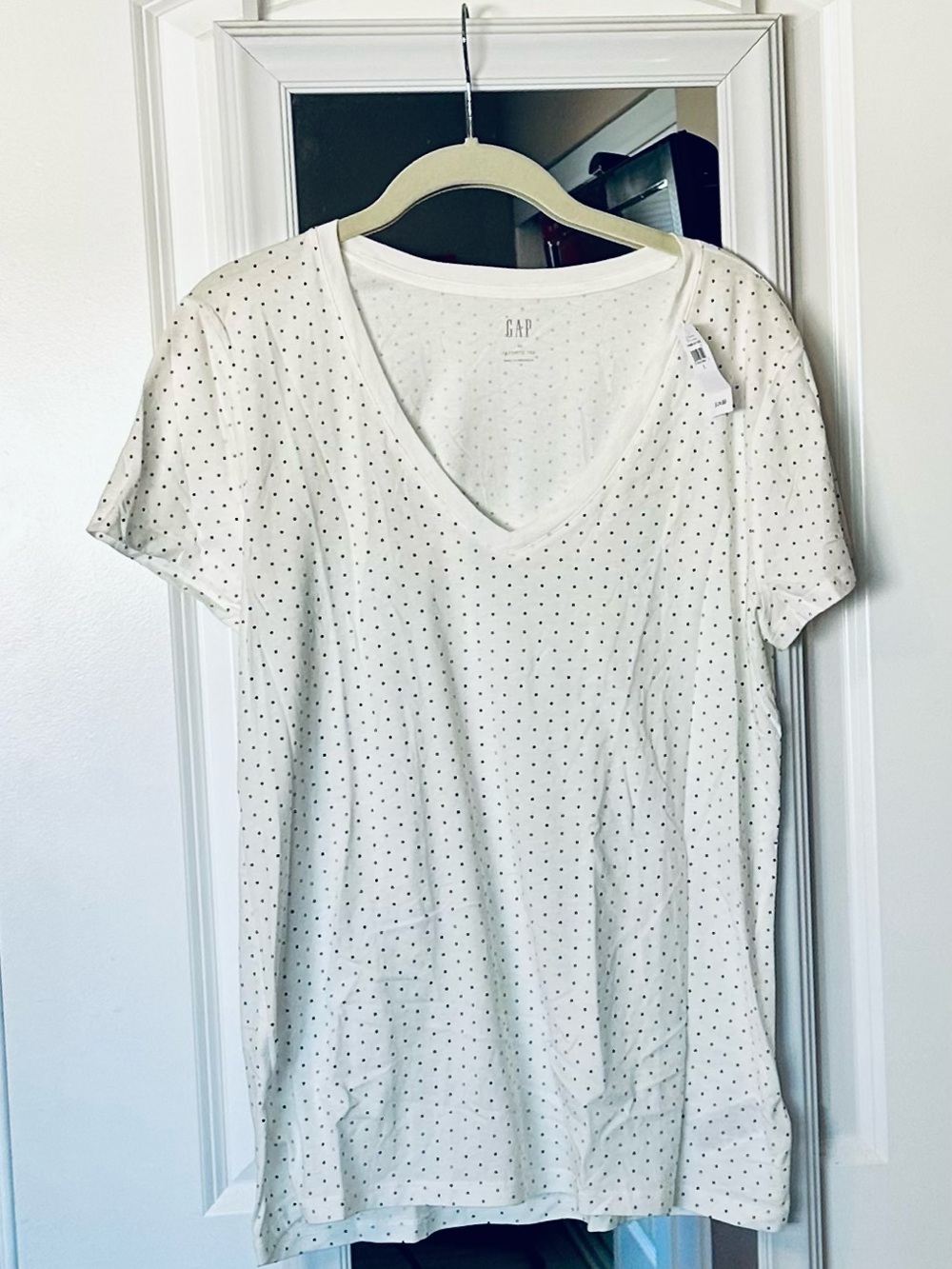 NWT! GAP Micro Polka Dot V-Neck Tee